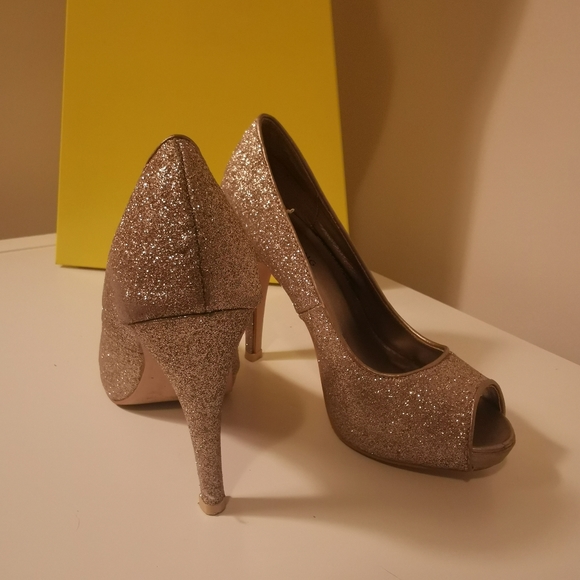 Spring Gold High Heel - Picture 2 of 3